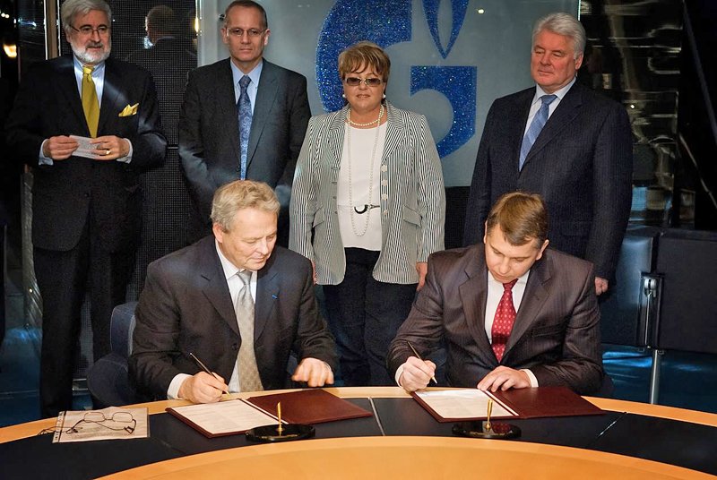 Gazprom and Thales Alenia Space signed the contract for manufacturing two Yamal-400 communications satellites